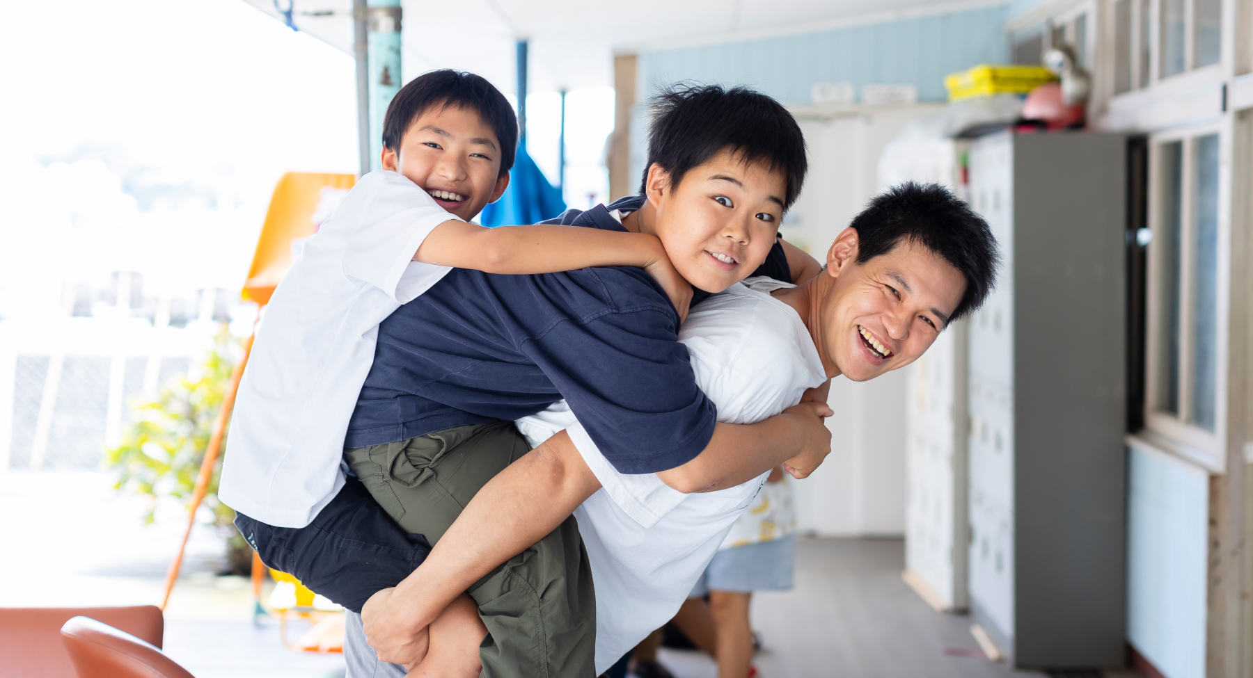 子どもたちと遊ぶ写真